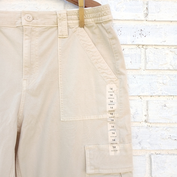 NWT American Eagle 90s Highrise Cargo Pants - Picture 4 of 10